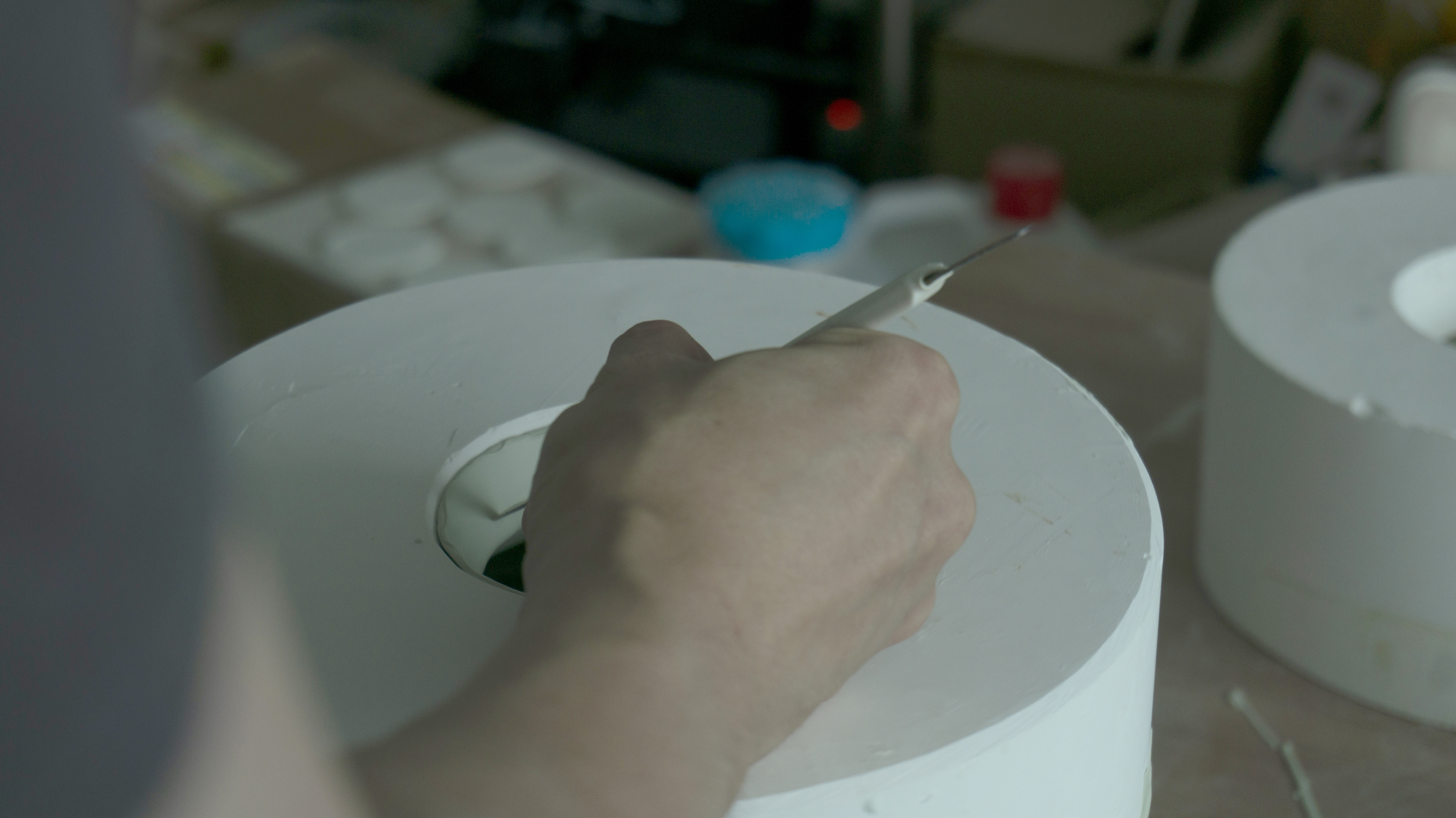 器を手作業で成形する様子